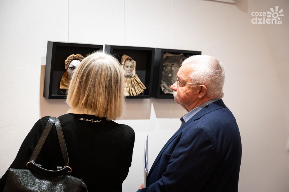 „Obieg” – wystawa o czasie i przemianie. Wernisaż w sandomierskim Ratuszu