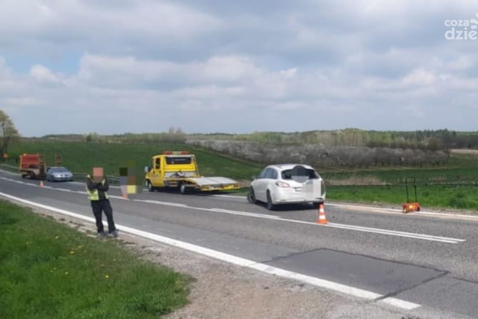 Zderzenie trzech pojazdów na DK9. Kobieta i dziecko w szpitalu