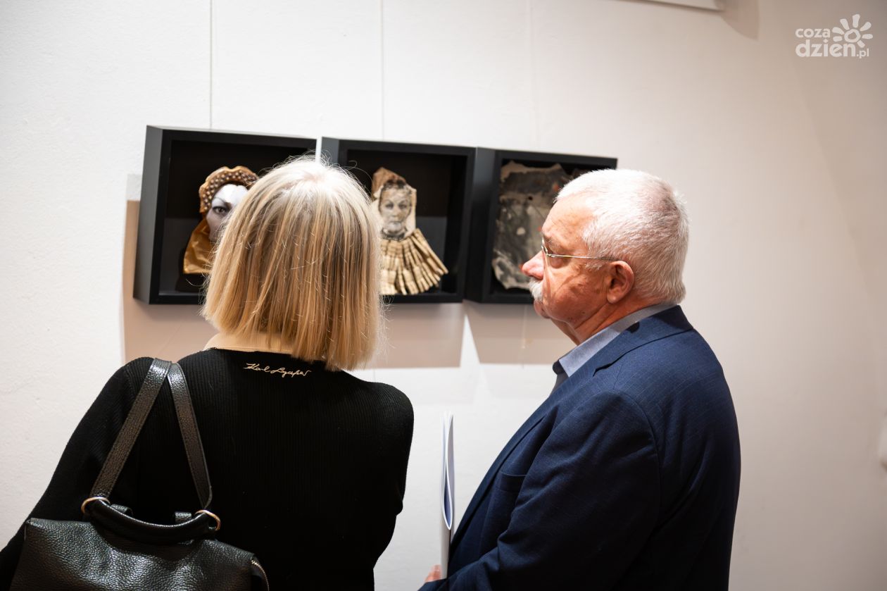 „Obieg” – wystawa o czasie i przemianie. Wernisaż w sandomierskim Ratuszu