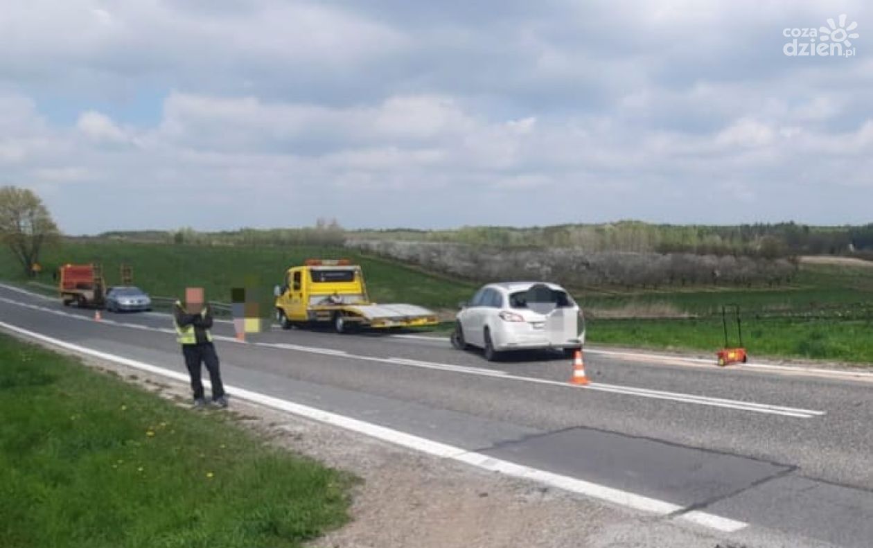Zderzenie trzech pojazdów na DK9. Kobieta i dziecko w szpitalu
