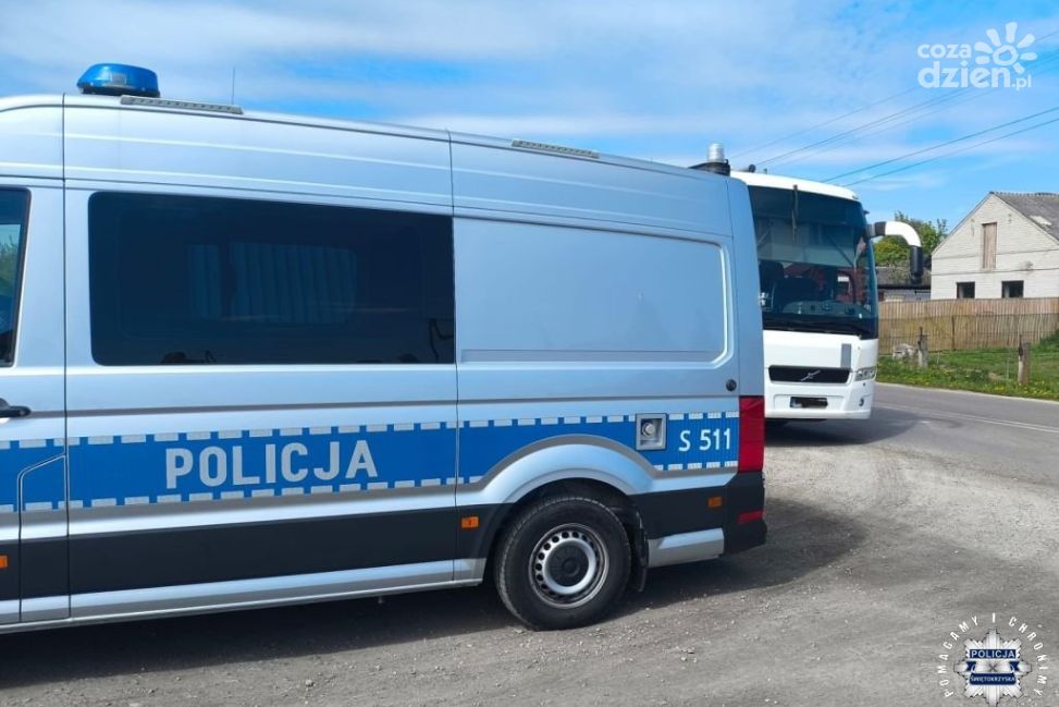Kontrola autobusu w Byszowie. Kierowca bez badań technicznych i z cudzą kartą