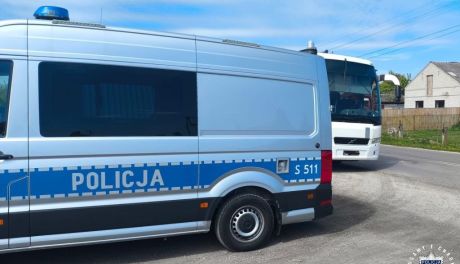 Kontrola autobusu w Byszowie. Kierowca bez badań technicznych i z cudzą kartą