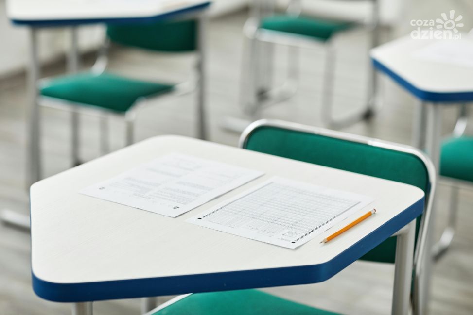 Trwa egzamin ósmoklasisty. 231 uczniów pisze test z języka polskiego