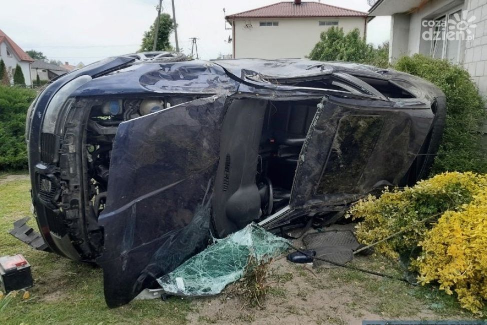 Brawura i utrata kontroli. 19-latek rozbił auto i usłyszał zarzuty