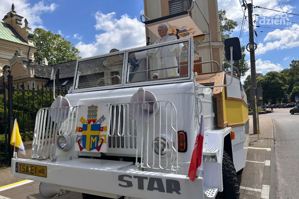 Papamobile na ulicach Sandomierza. Atrakcja turystyczna czy kontrowersyjny pomysł?