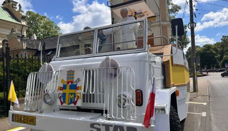 Papamobile na ulicach Sandomierza. Atrakcja turystyczna czy kontrowersyjny pomysł?