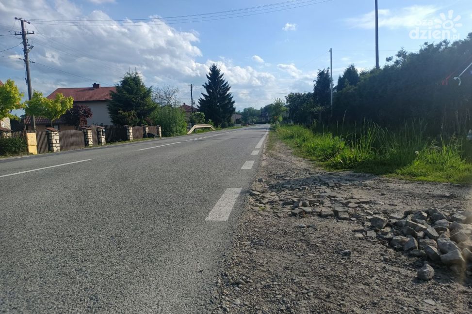 Spotkanie przy drodze w Winiarkach. Jest szansa na budowę chodnika
