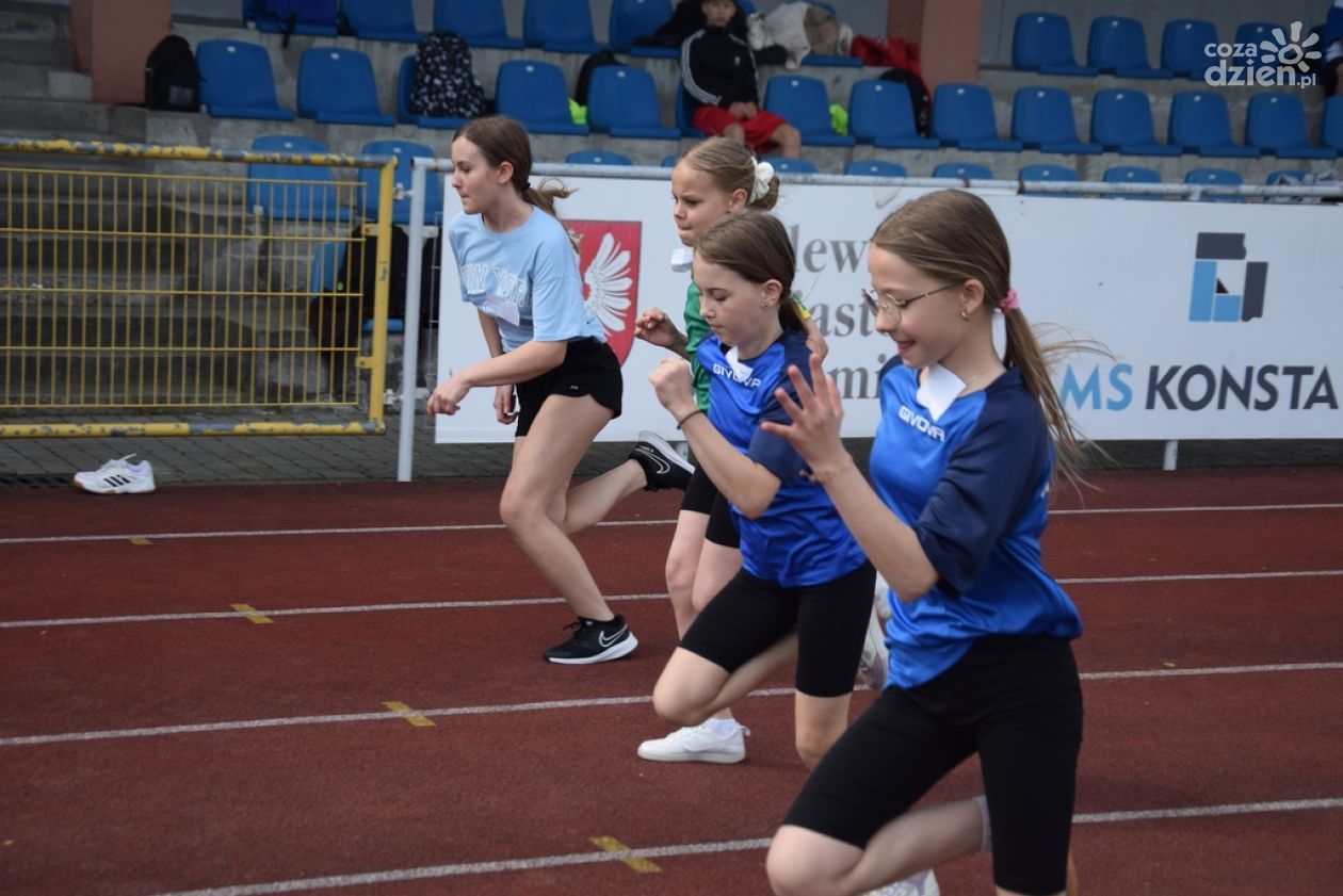 Lekkoatletyczne emocje na stadionie w Sandomierzu. Uczniowie klas VI–VIII rywalizowali o medale mistrzostw miasta