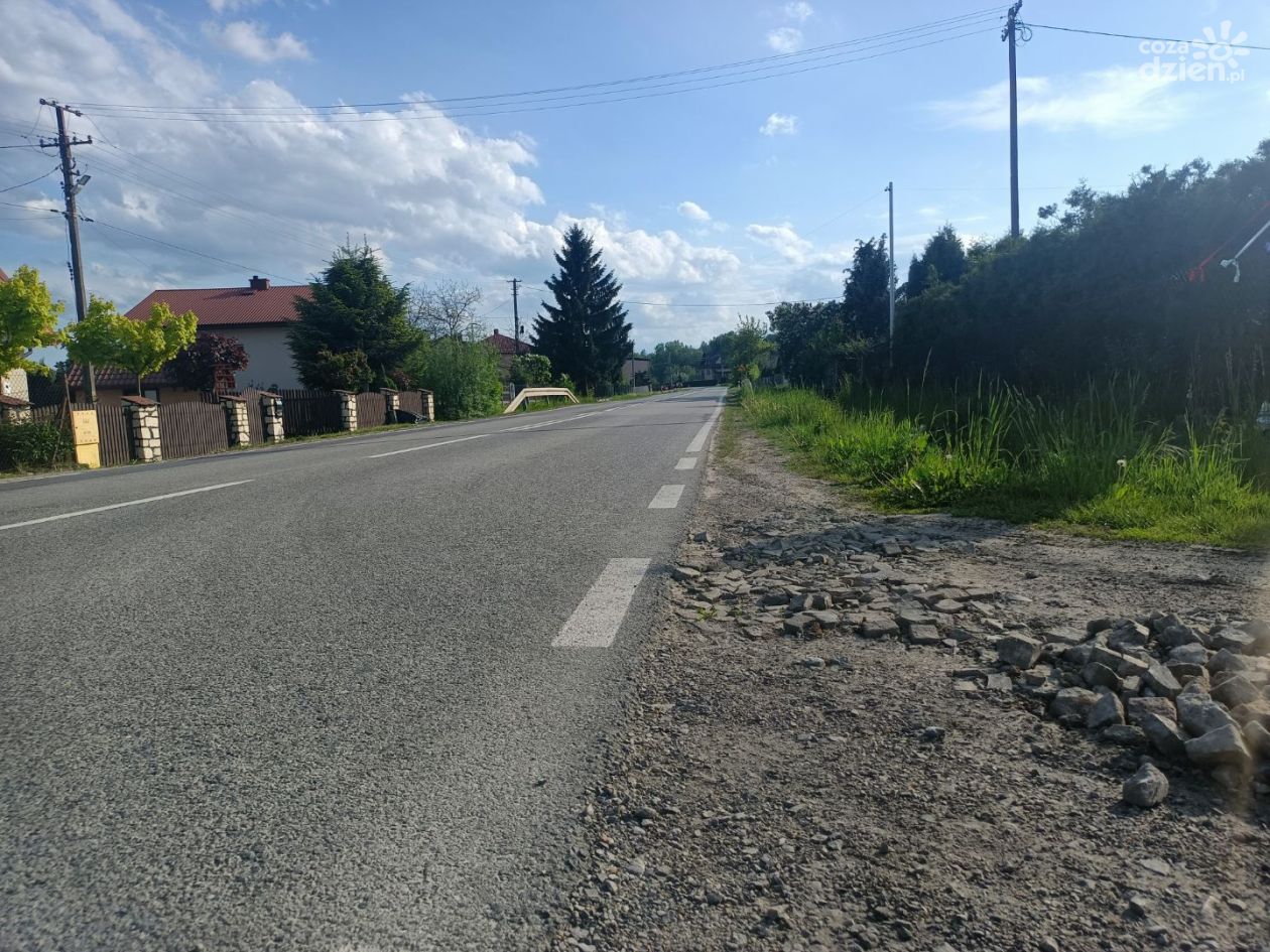 Spotkanie przy drodze w Winiarkach. Jest szansa na budowę chodnika
