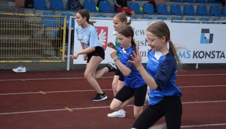 Lekkoatletyczne emocje na stadionie w Sandomierzu. Uczniowie klas VI–VIII rywalizowali o medale mistrzostw miasta