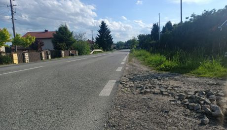 Spotkanie przy drodze w Winiarkach. Jest szansa na budowę chodnika