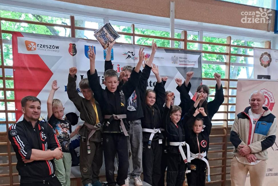 Młodzi wojownicy ze Stalowej Woli i Sandomierza z medalami w Strzyżowie