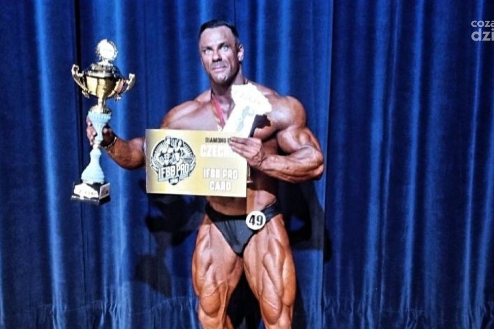 Kamil Mroczek z kartą IFBB PRO! Wielki triumf zawodnika LKS Sandomierz w Czechach