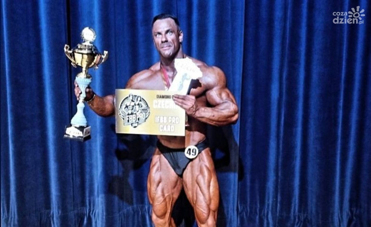 Kamil Mroczek z kartą IFBB PRO! Wielki triumf zawodnika LKS Sandomierz w Czechach