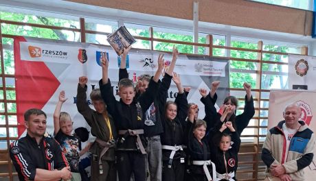 Młodzi wojownicy ze Stalowej Woli i Sandomierza z medalami w Strzyżowie