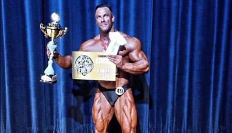 Kamil Mroczek z kartą IFBB PRO! Wielki triumf zawodnika LKS Sandomierz w Czechach