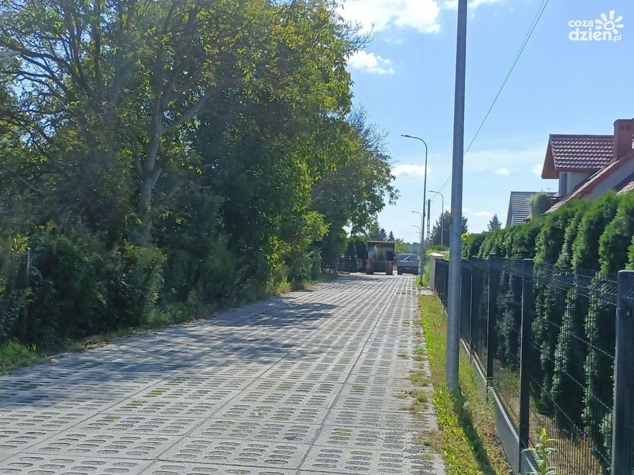 Przebudowa ulicy Jaśminowej w Sandomierzu. Nowa nawierzchnia po latach oczekiwań