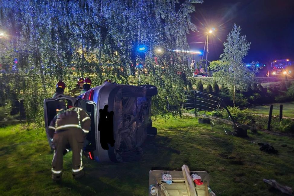 Groźny wypadek w Złotej. BMW wypadło z drogi i dachowało na posesji