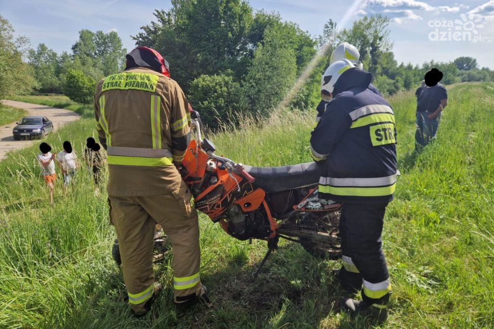 Motocyklista ranny po wypadku na wale wiślanym w Otoczce