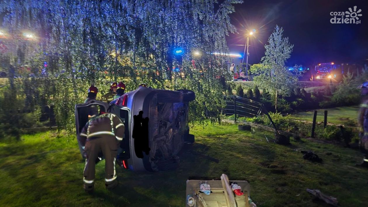 Groźny wypadek w Złotej. BMW wypadło z drogi i dachowało na posesji