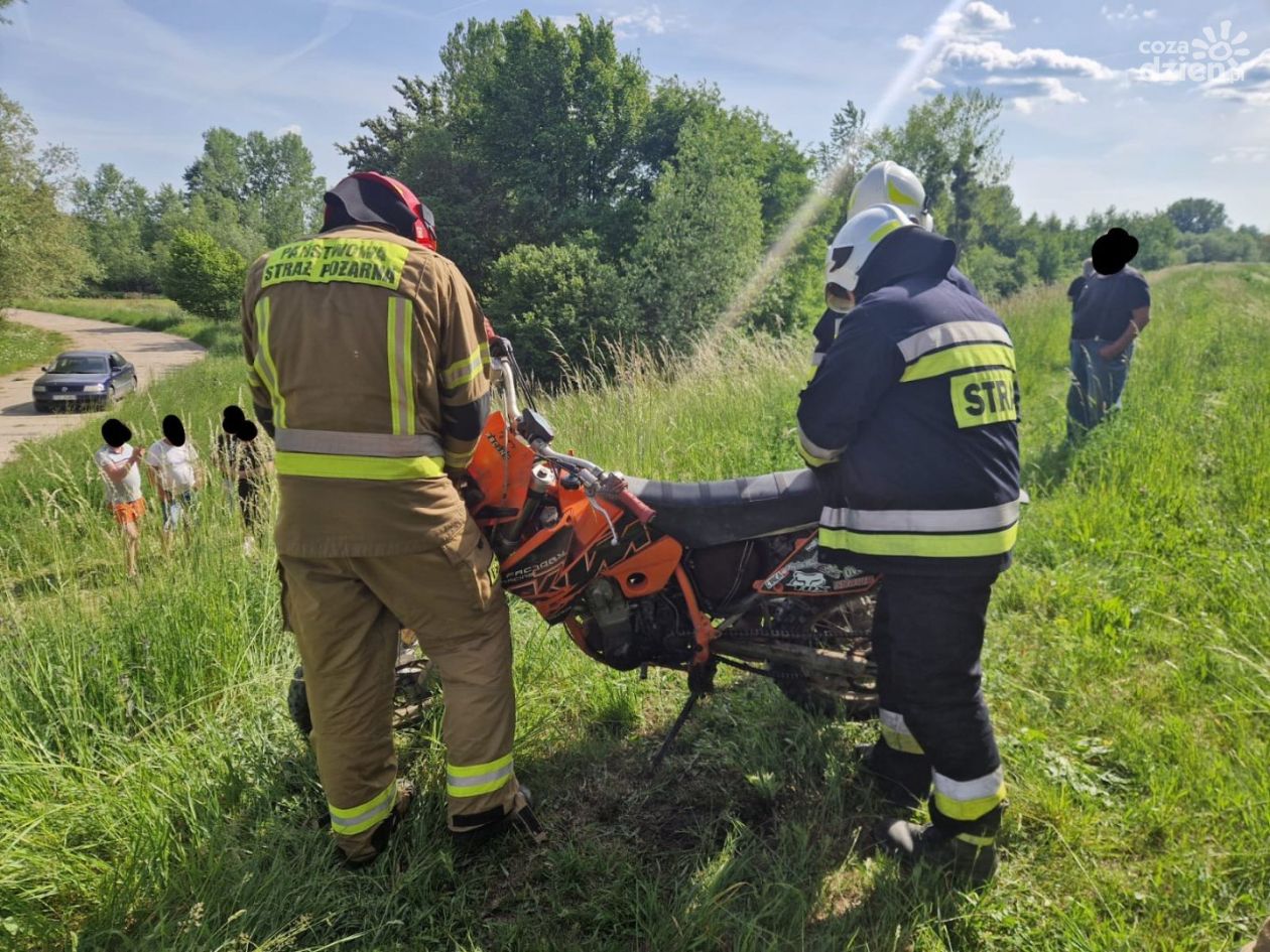 Motocyklista ranny po wypadku na wale wiślanym w Otoczce