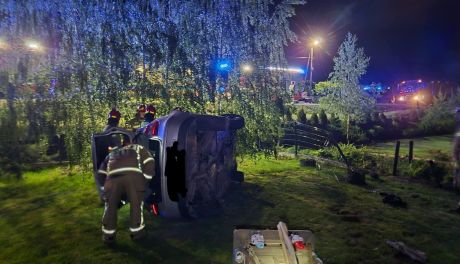 Groźny wypadek w Złotej. BMW wypadło z drogi i dachowało na posesji