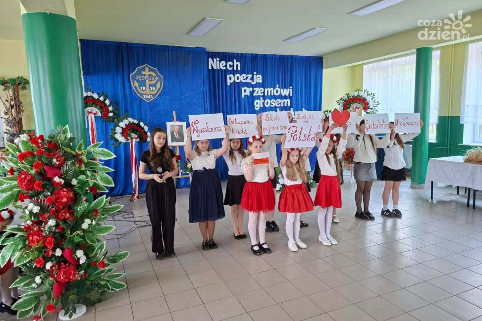 Poezja patriotyczna łączy młodych. Konkurs w Koprzywnicy z udziałem gości z regionu sandomierskiego
