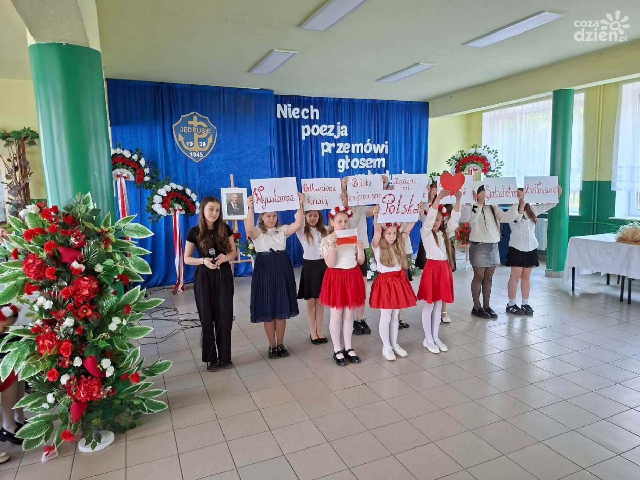 Poezja patriotyczna łączy młodych. Konkurs w Koprzywnicy z udziałem gości z regionu sandomierskiego