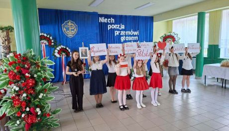 Poezja patriotyczna łączy młodych. Konkurs w Koprzywnicy z udziałem gości z regionu sandomierskiego