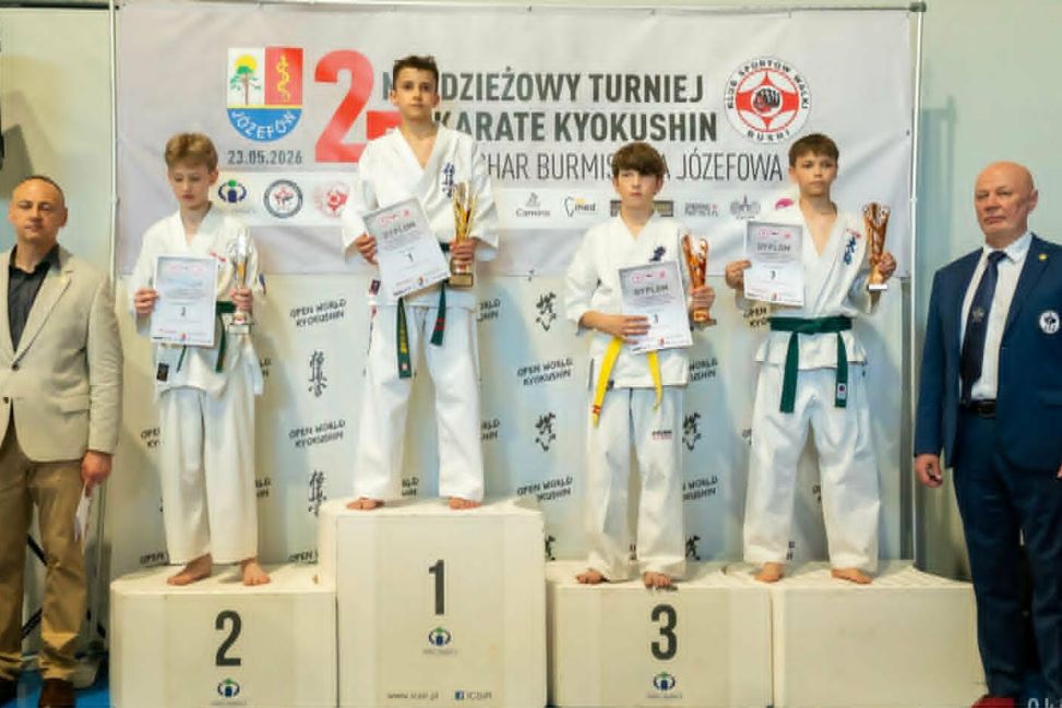 Karol Mucha na podium prestiżowego turnieju karate w Józefowie