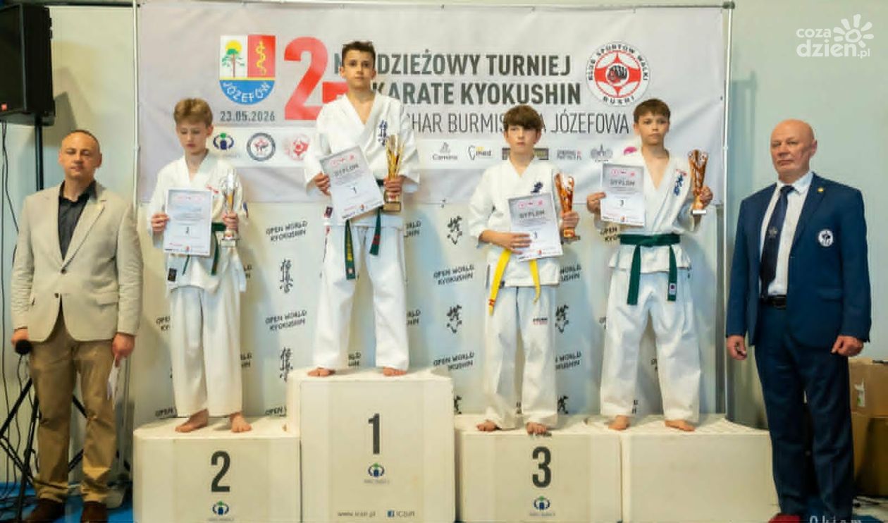 Karol Mucha na podium prestiżowego turnieju karate w Józefowie