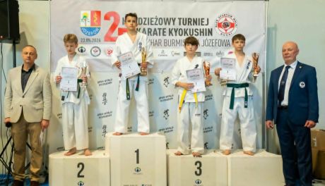 Karol Mucha na podium prestiżowego turnieju karate w Józefowie