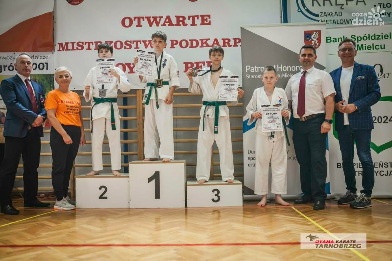 Karol Mucha na podium Mistrzostw Podkarpacia Oyama PFK. Sandomierzanin z brązowym medalem
