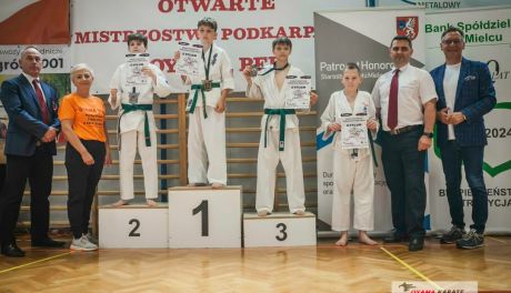 Karol Mucha na podium Mistrzostw Podkarpacia Oyama PFK. Sandomierzanin z brązowym medalem