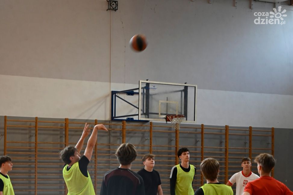 Klasy drugie najlepsze w turnieju koszykówki z okazji Dnia Sportu Szkolnego w sandmierskim „Ekonomiku”
