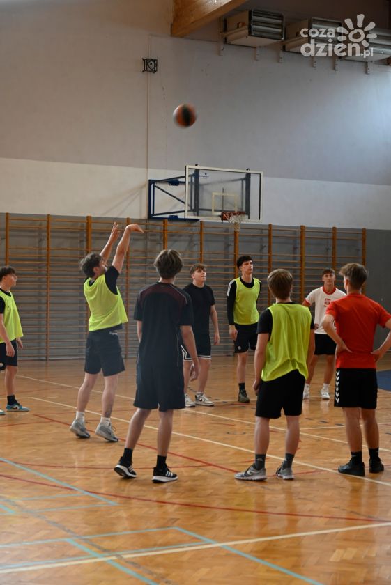 Klasy drugie najlepsze w turnieju koszykówki z okazji Dnia Sportu Szkolnego w sandmierskim „Ekonomiku”