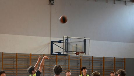 Klasy drugie najlepsze w turnieju koszykówki z okazji Dnia Sportu Szkolnego w sandmierskim „Ekonomiku”