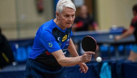 85-letni Janusz Malarz z Tarnobrzega z medalem Mistrzostw Polski Masters w tenisie stołowym