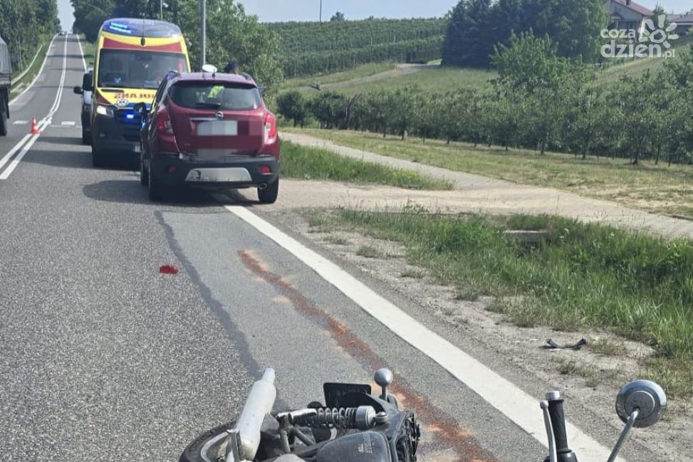 Motocyklista ranny po zderzeniu z oplem na DK9. Utrudnienia w ruchu