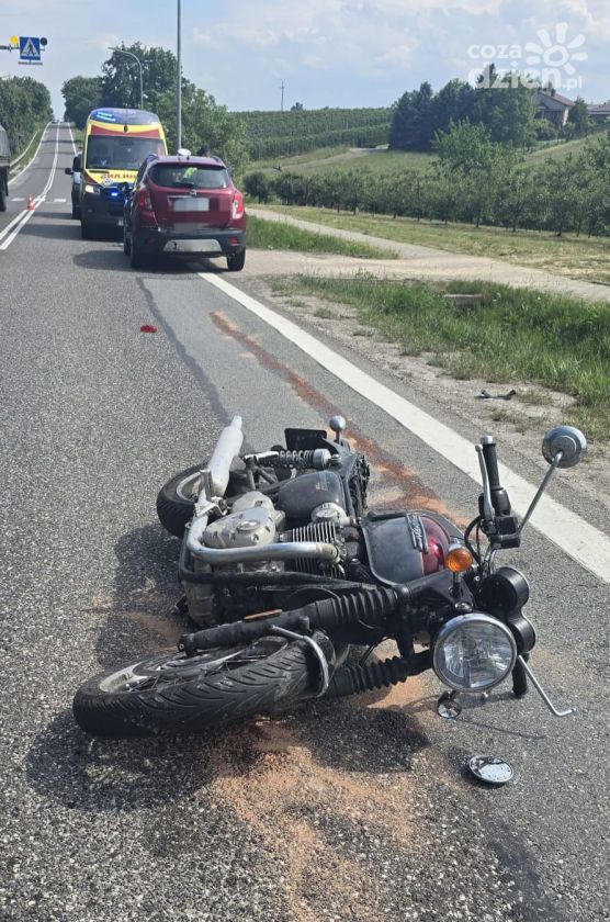 Motocyklista ranny po zderzeniu z oplem na DK9. Utrudnienia w ruchu