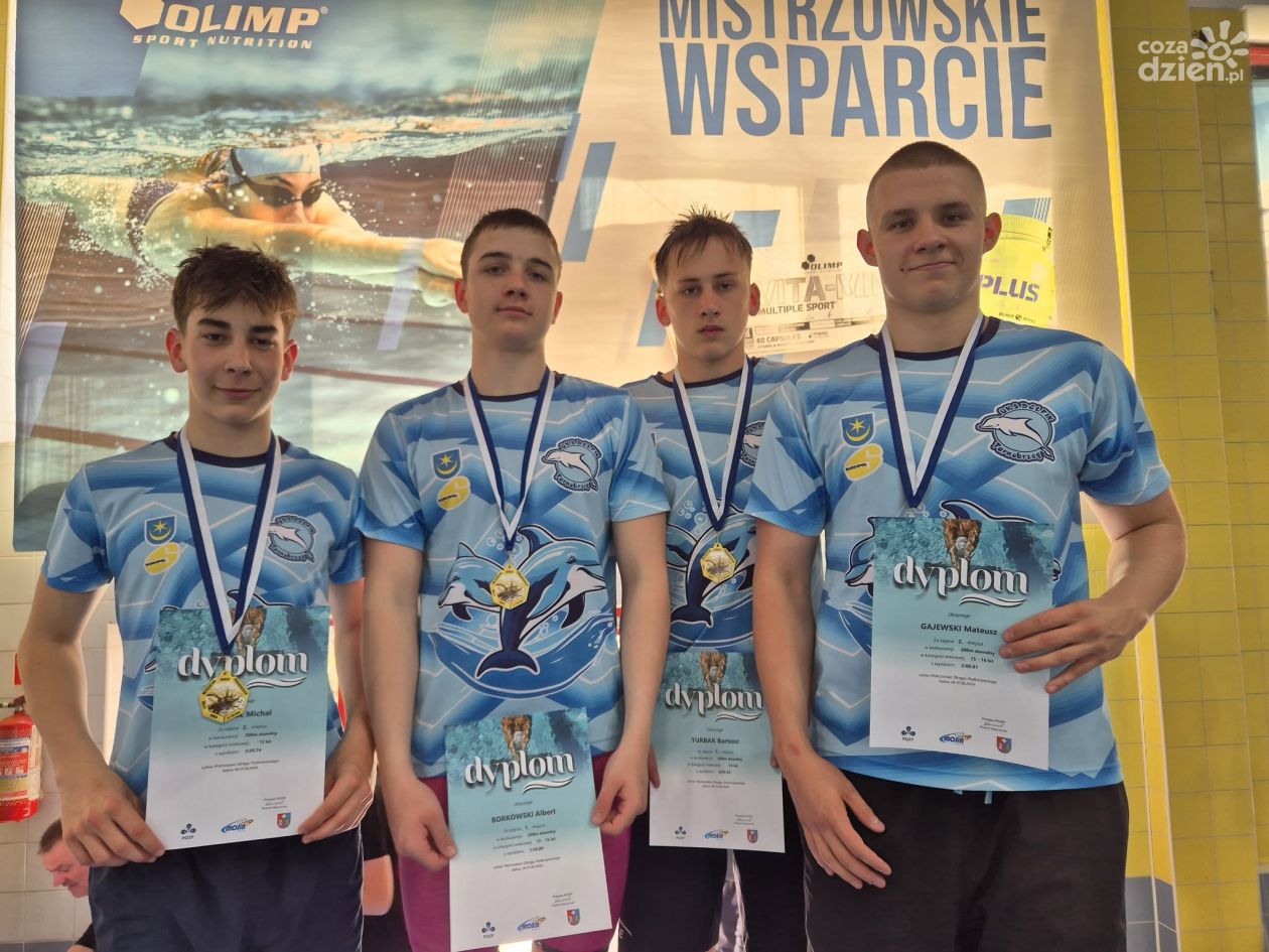 34 medale dla UKS Delfin Tarnobrzeg. Świetny występ pływaków w Dębicy