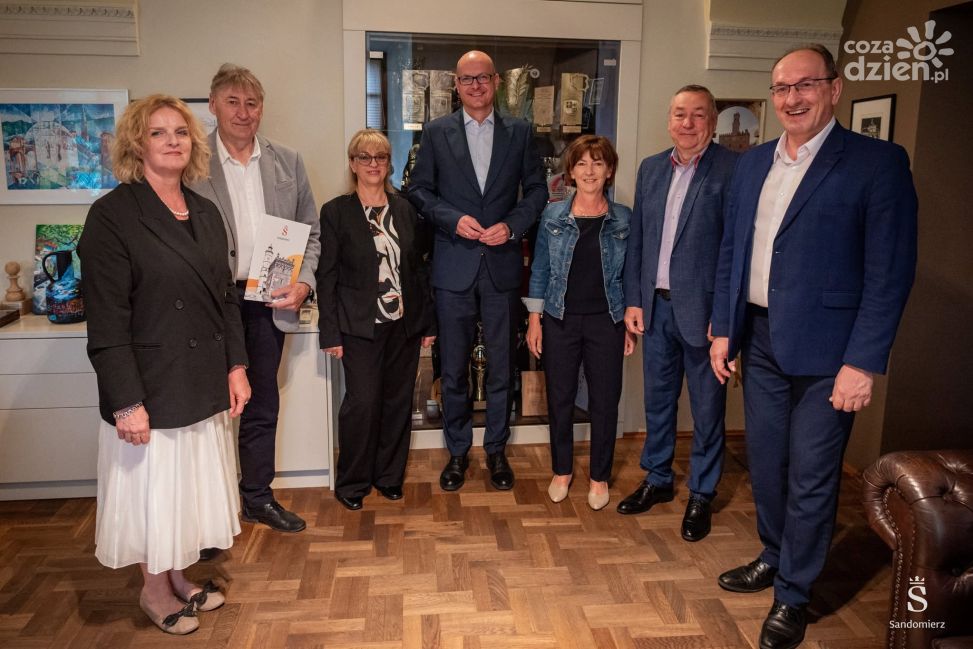 Burmistrz Sandomierza wręczył akty powierzenia dyrektorom placówek oświatowych