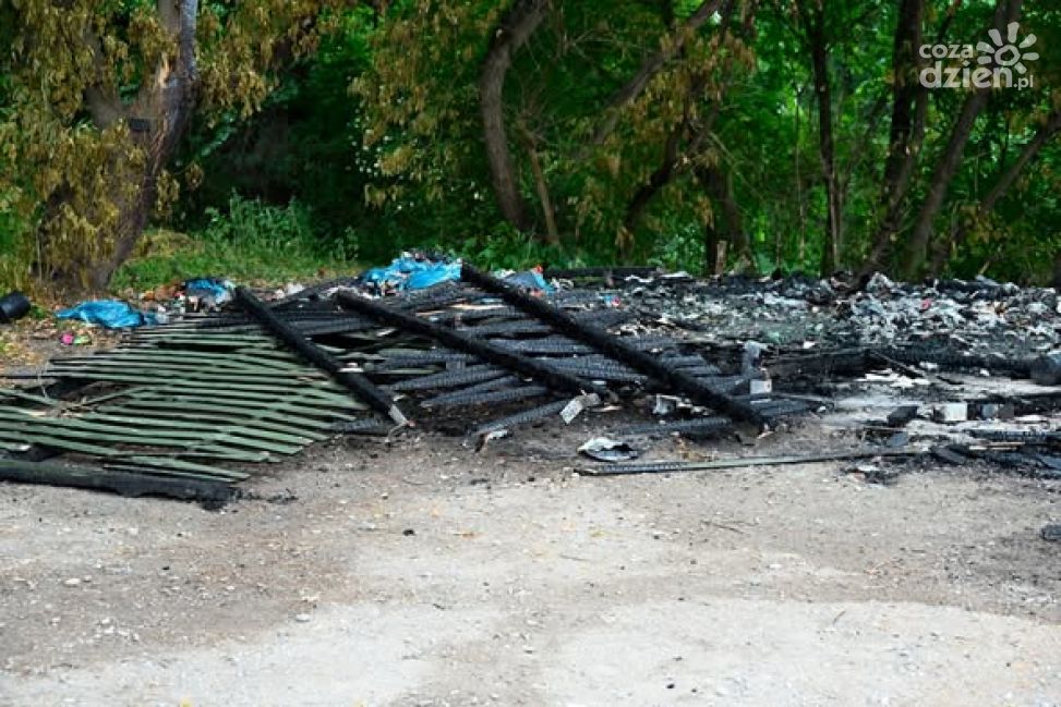 Pożar wiaty śmietnikowej przy ul. Fortecznej. Sprawca ustalony dzięki monitoringowi