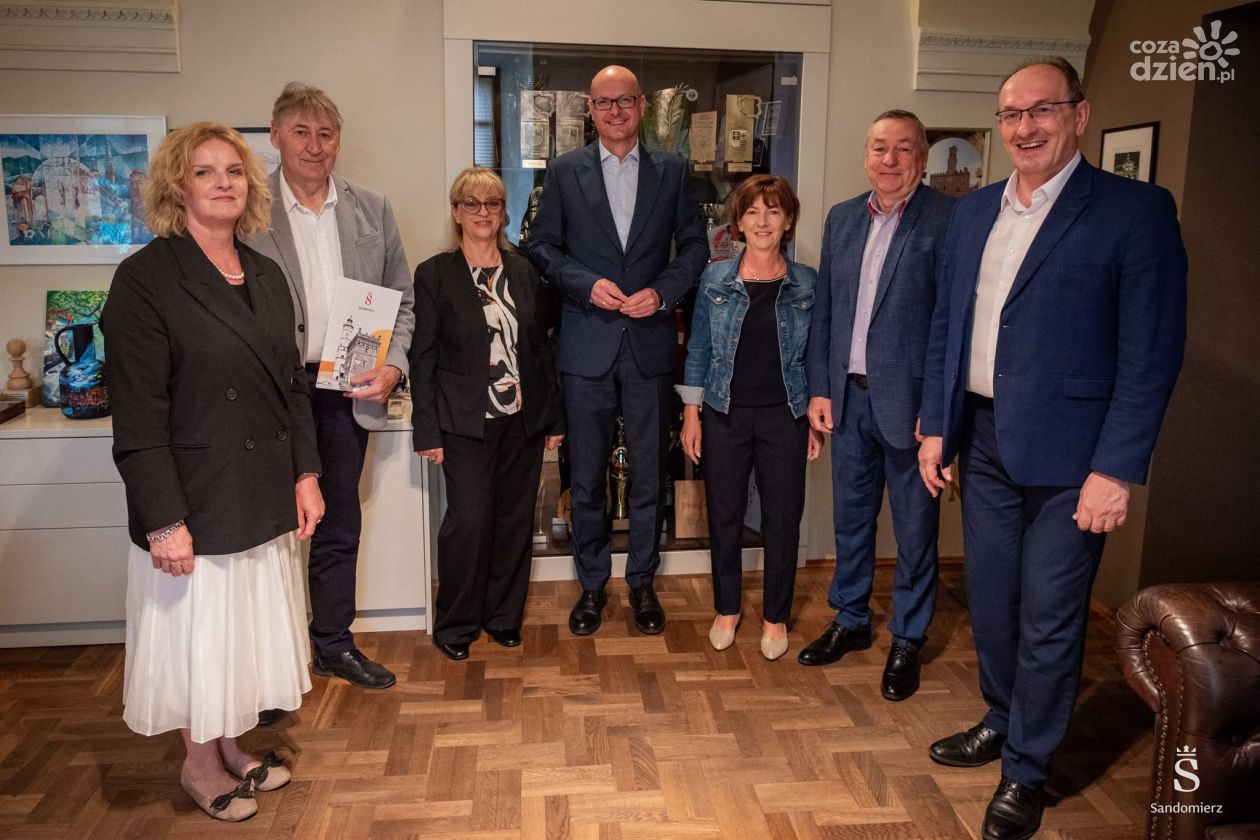 Burmistrz Sandomierza wręczył akty powierzenia dyrektorom placówek oświatowych