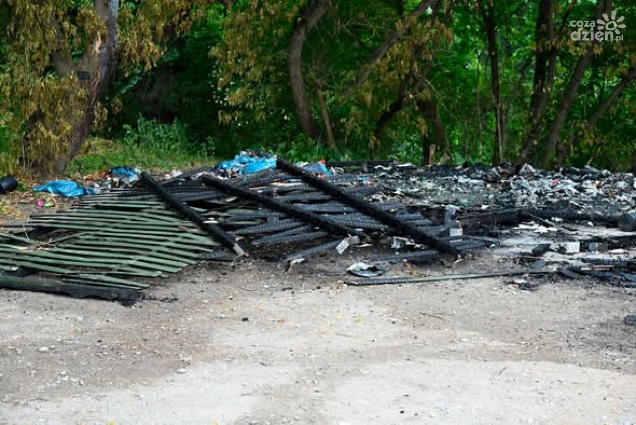 Pożar wiaty śmietnikowej przy ul. Fortecznej. Sprawca ustalony dzięki monitoringowi