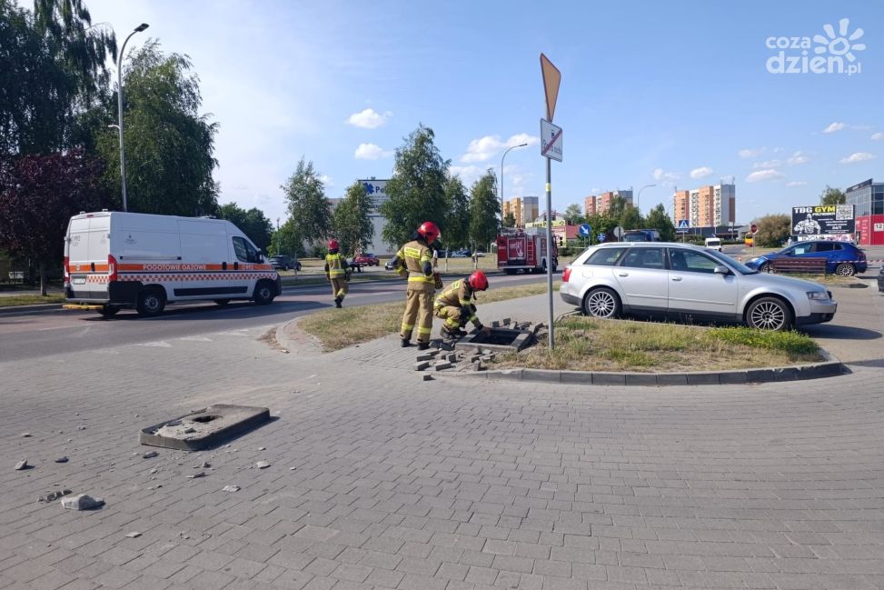 Wybuch w studzience technicznej w Tarnobrzegu. Na miejscu pracowali strażacy i specjaliści od zagrożeń chemicznych