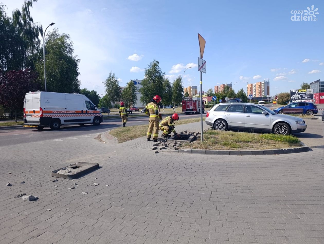 Wybuch w studzience technicznej w Tarnobrzegu. Na miejscu pracowali strażacy i specjaliści od zagrożeń chemicznych