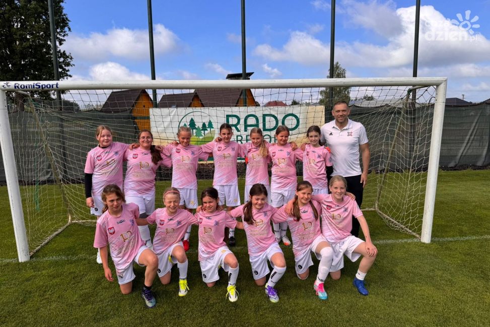 Dziewczynki z Akademii Piłkarskiej SKS Wisła Sandomierz na podium Rado Resort Cup 2026 – ambitna walka i świetny występ w Woli Chorzelowskiej