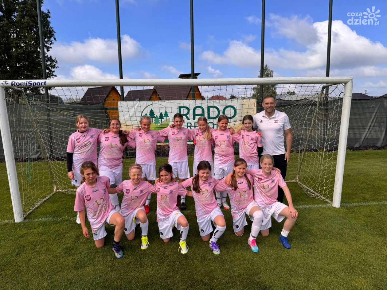 Dziewczynki z Akademii Piłkarskiej SKS Wisła Sandomierz na podium Rado Resort Cup 2026 – ambitna walka i świetny występ w Woli Chorzelowskiej