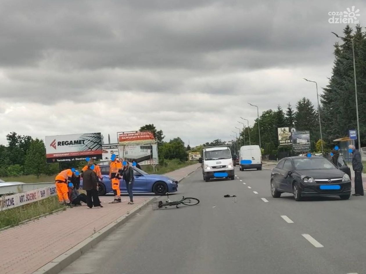Zdarzenie drogowe z udziałem rowerzysty i auta osobowego na Alei Warszawskiej w Tarnobrzegu